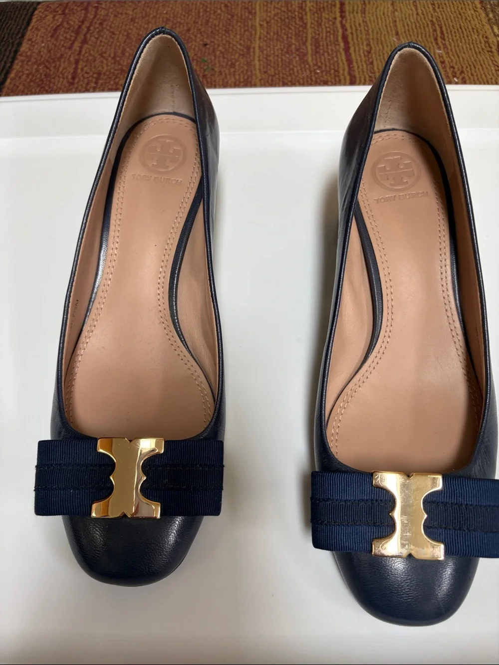 Tory Burch Navy Leather Flats with Gold Hardware Bow - Picture 1 of 7